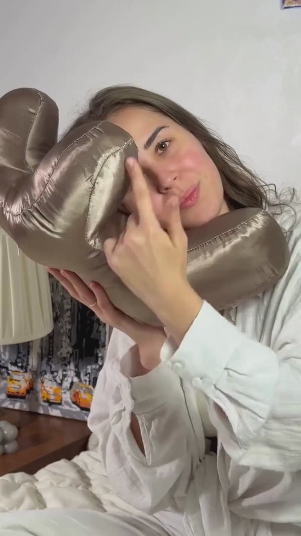 Product demo showing how the Billowy anti-wrinkle pillow supports the cheek
